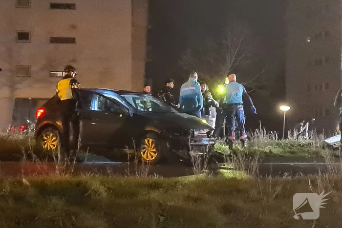 Schade na aanrijding met lantaarnpaal, lachgas tank aangetroffen in auto