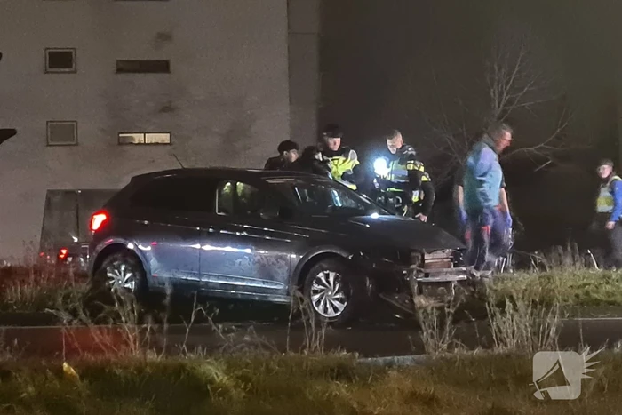 Schade na aanrijding met lantaarnpaal, lachgas tank aangetroffen in auto