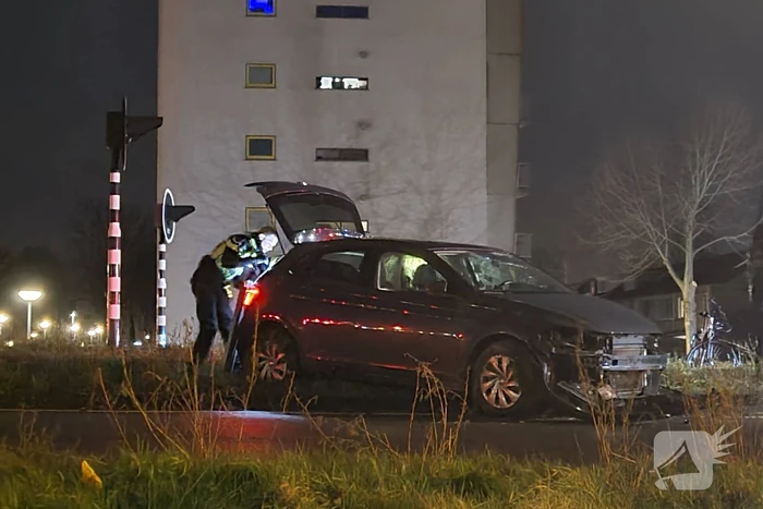 Schade na aanrijding met lantaarnpaal, lachgas tank aangetroffen in auto