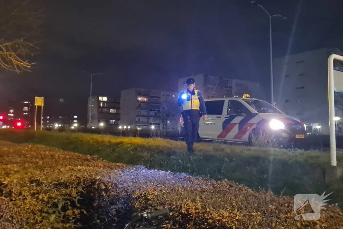 Schade na aanrijding met lantaarnpaal, lachgas tank aangetroffen in auto