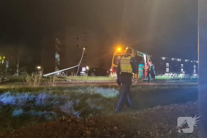 Schade na aanrijding met lantaarnpaal, lachgas tank aangetroffen in auto