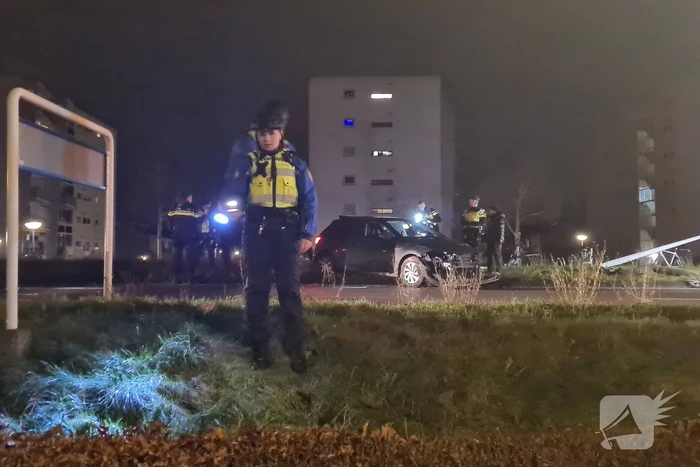 Schade na aanrijding met lantaarnpaal, lachgas tank aangetroffen in auto