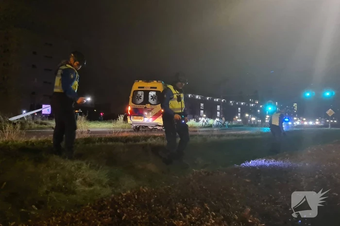 Schade na aanrijding met lantaarnpaal, lachgas tank aangetroffen in auto