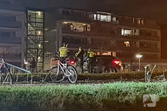 Schade na aanrijding met lantaarnpaal, lachgas tank aangetroffen in auto