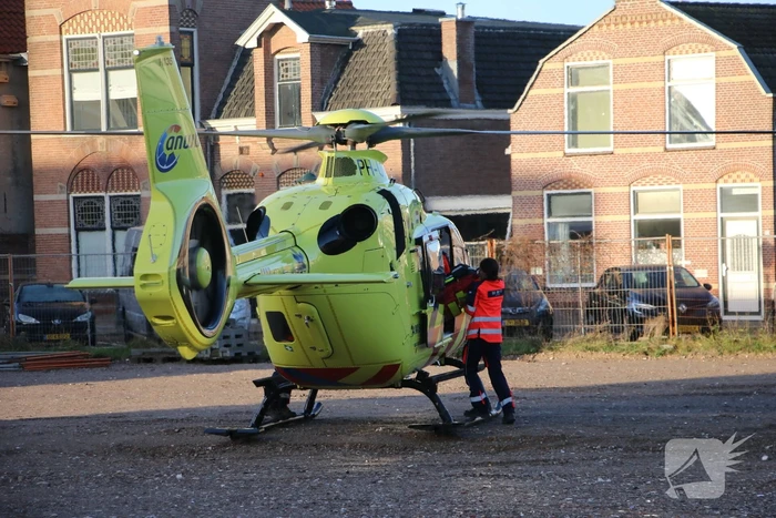 Zwaargewonde na val van dak bij bouwplaats