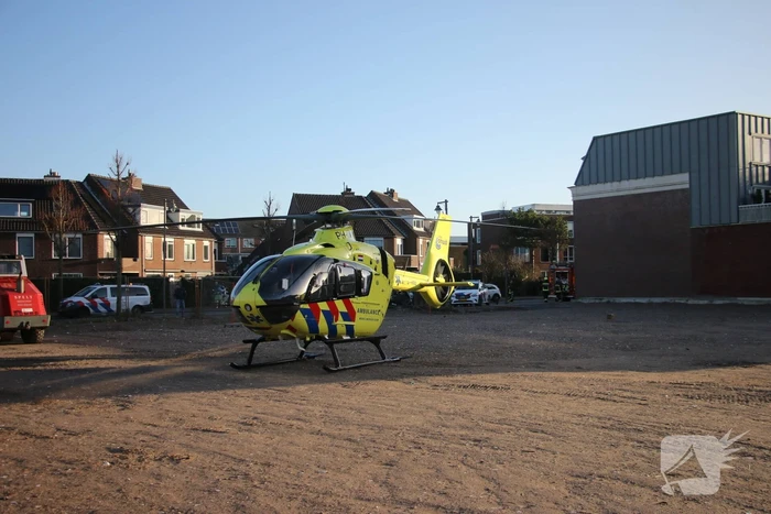 Zwaargewonde na val van dak bij bouwplaats