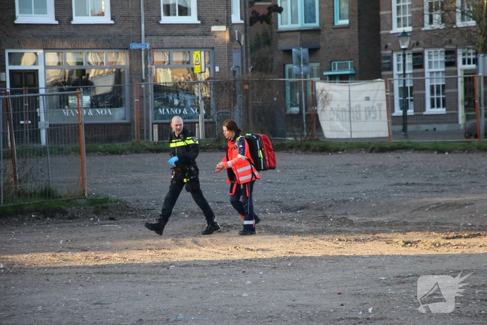 Zwaargewonde na val van dak bij bouwplaats