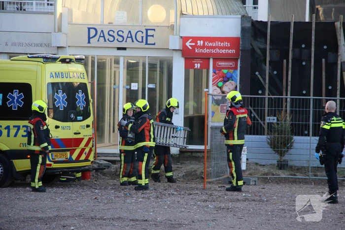 Zwaargewonde na val van dak bij bouwplaats