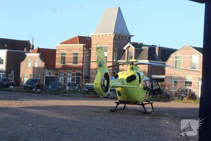 Zwaargewonde na val van dak bij bouwplaats