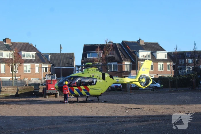 Zwaargewonde na val van dak bij bouwplaats