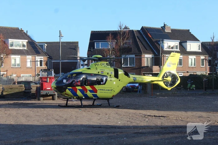 Zwaargewonde na val van dak bij bouwplaats