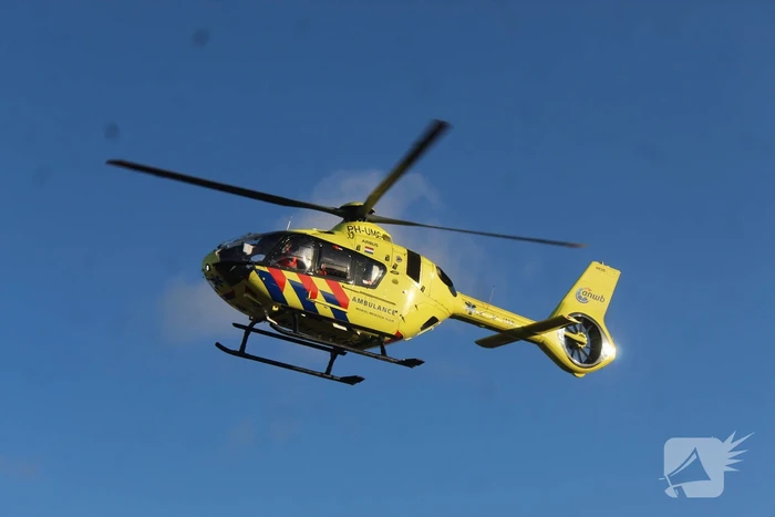 Zwaargewonde na val van dak bij bouwplaats