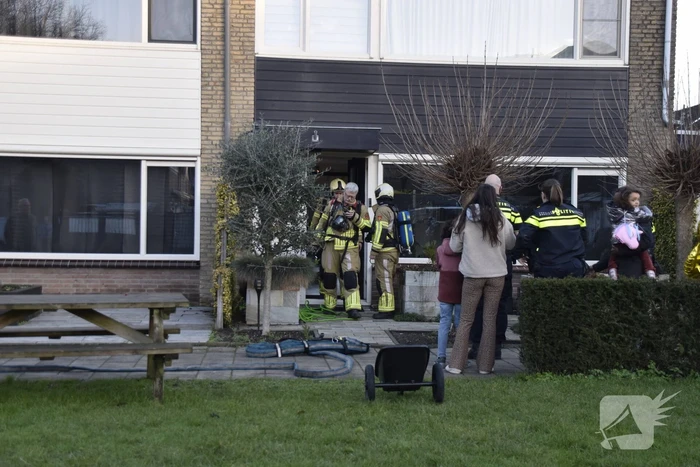Gordijnen vatten vlam in woning