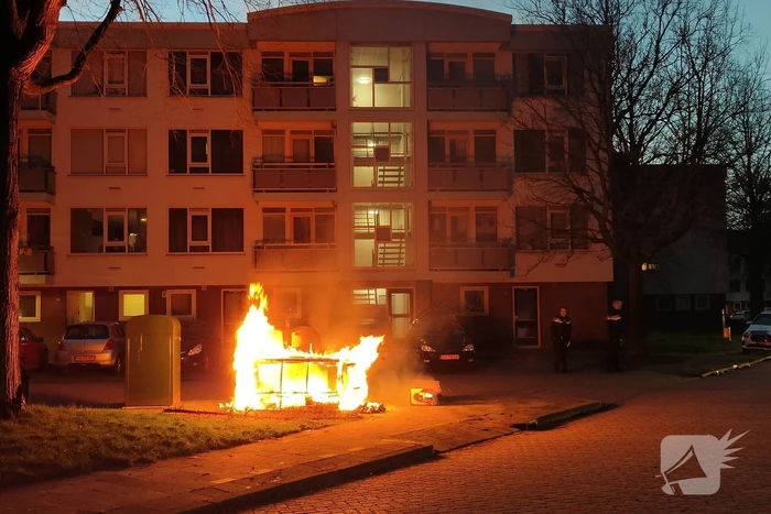Grofvuil in brand naast afvalcontainer