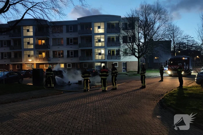 Grofvuil in brand naast afvalcontainer