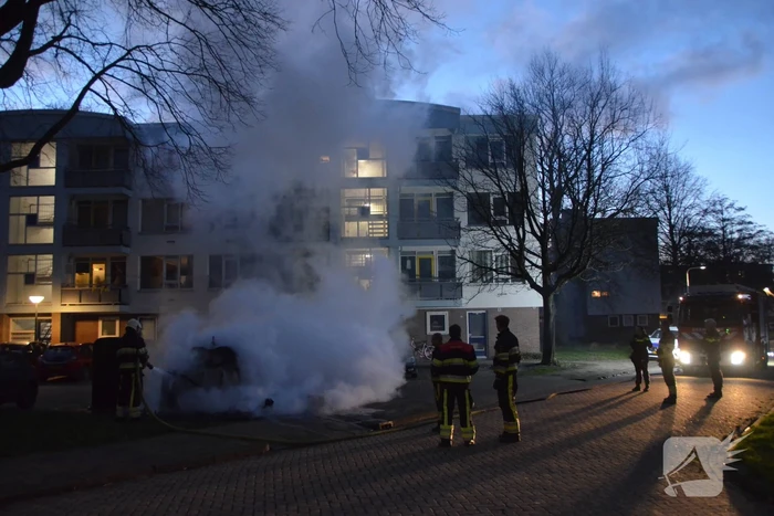Grofvuil in brand naast afvalcontainer