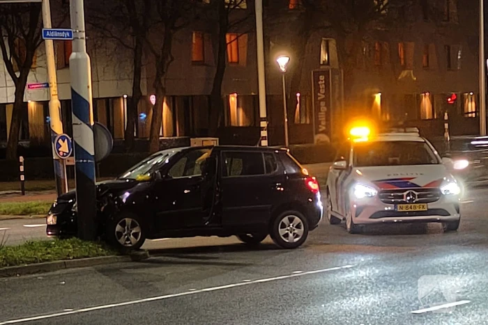 Auto knalt tegen verkeerspaal