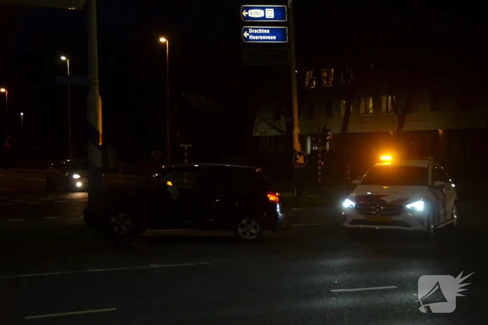 Auto knalt tegen verkeerspaal