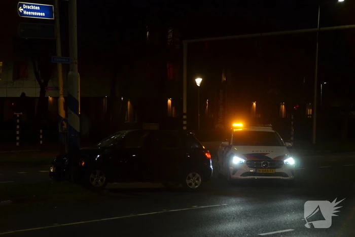 Auto knalt tegen verkeerspaal