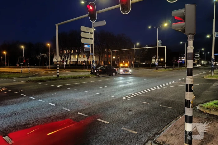 Auto knalt tegen verkeerspaal