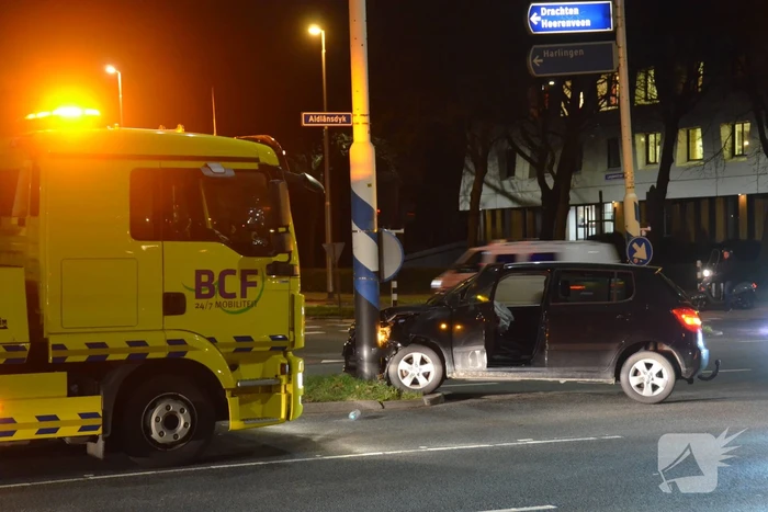 Auto knalt tegen verkeerspaal