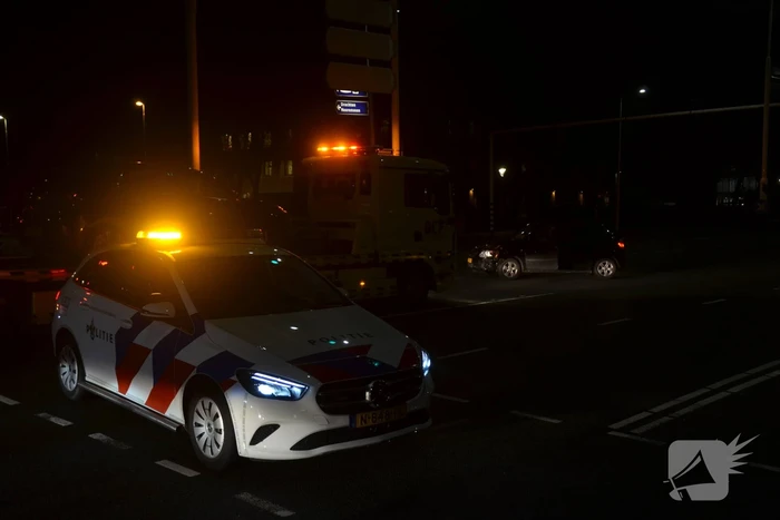 Auto knalt tegen verkeerspaal