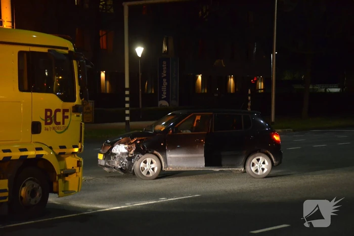 Auto knalt tegen verkeerspaal