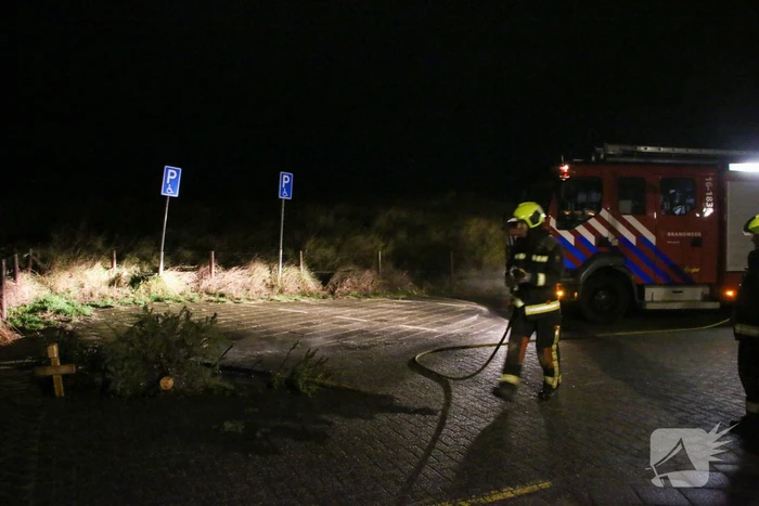 Stapel kerstbomen in brand