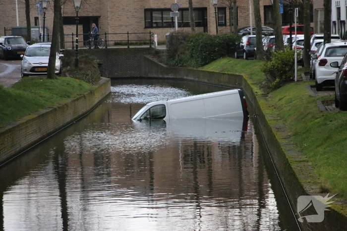 Bestelbus rolt het water in