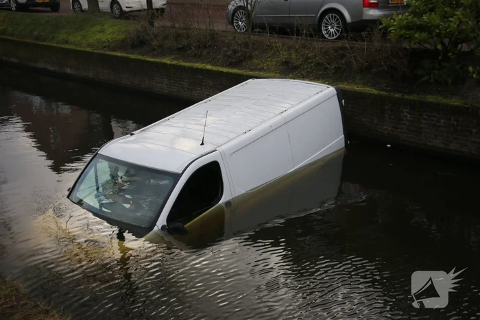 Bestelbus rolt het water in