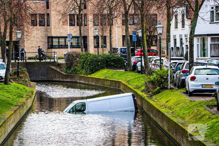 Bestelbus rolt het water in