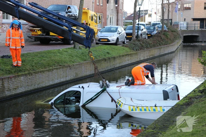 Bestelbus rolt het water in