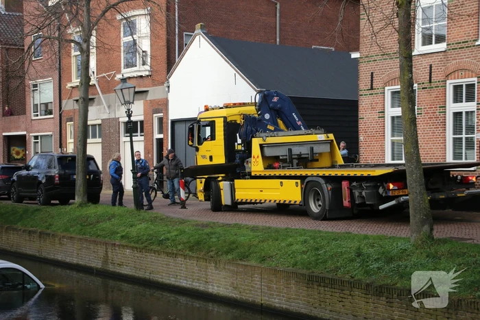Bestelbus rolt het water in