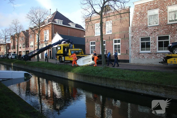 Bestelbus rolt het water in