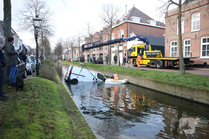 Bestelbus rolt het water in