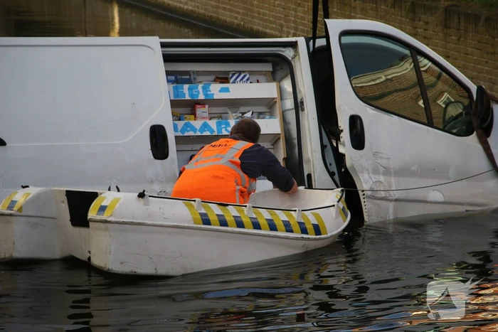 Bestelbus rolt het water in