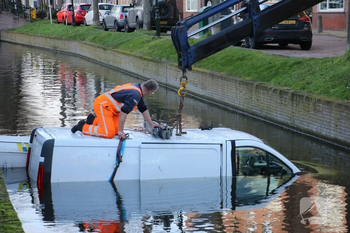 Bestelbus rolt het water in