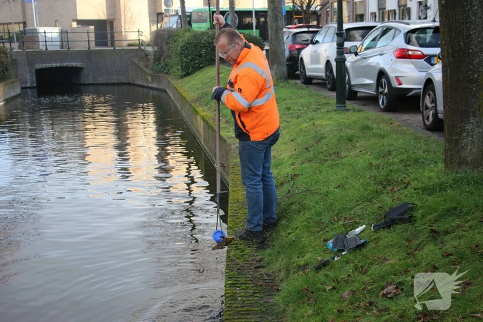 Bestelbus rolt het water in