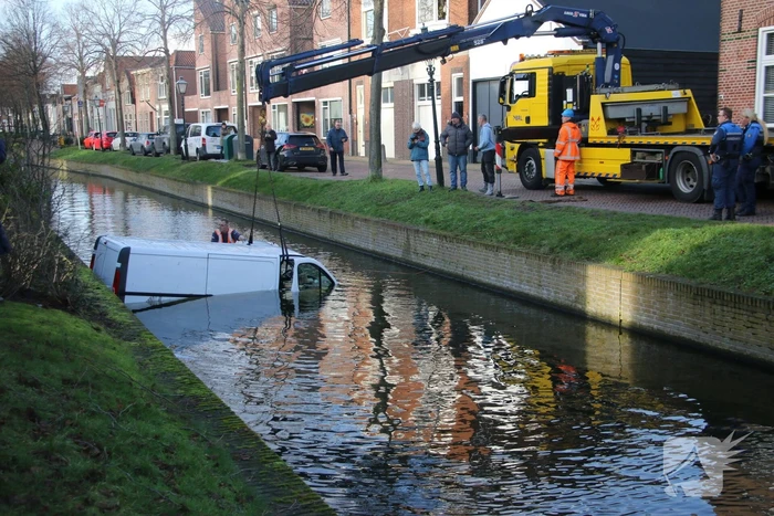 Bestelbus rolt het water in