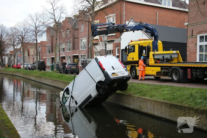 Bestelbus rolt het water in