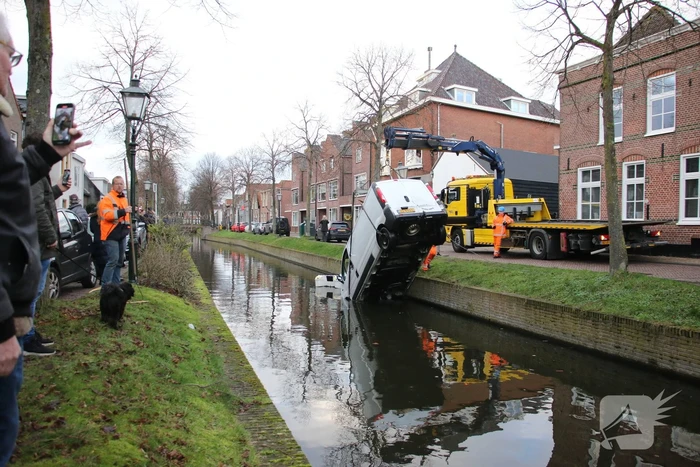 Bestelbus rolt het water in