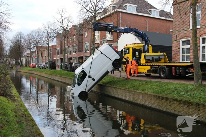 Bestelbus rolt het water in