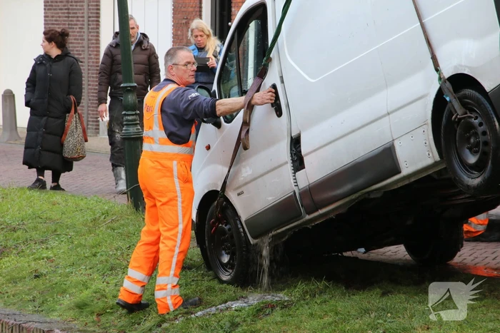 Bestelbus rolt het water in