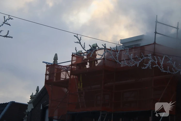 Flinke rook ontwikkeling bij uitslaande brand