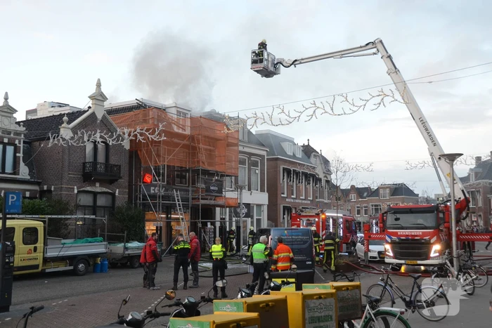 Flinke rook ontwikkeling bij uitslaande brand