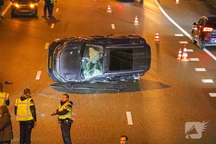 Auto belandt op zijn kant bij kettingbotsing