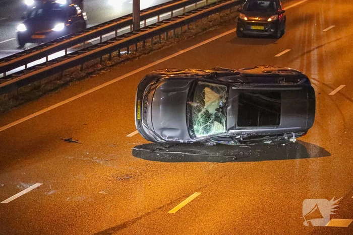 Auto belandt op zijn kant bij kettingbotsing