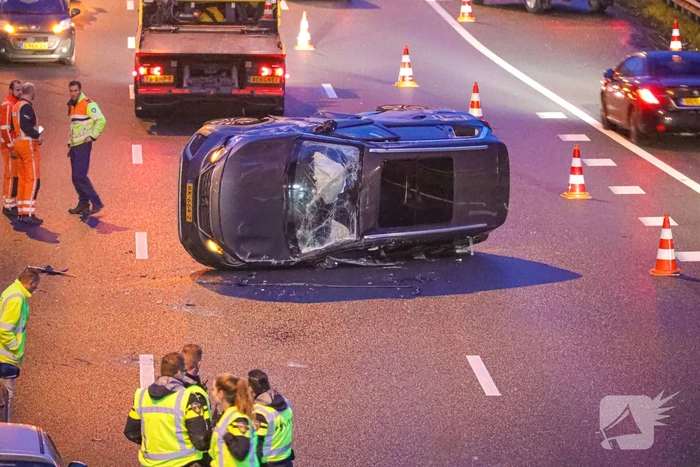 Auto belandt op zijn kant bij kettingbotsing
