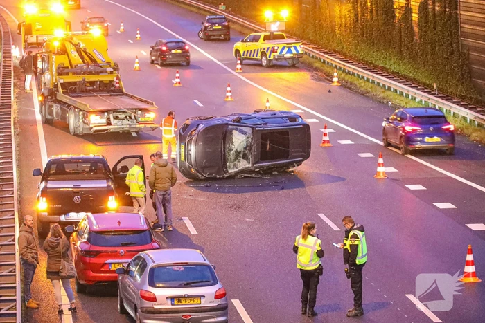Auto belandt op zijn kant bij kettingbotsing
