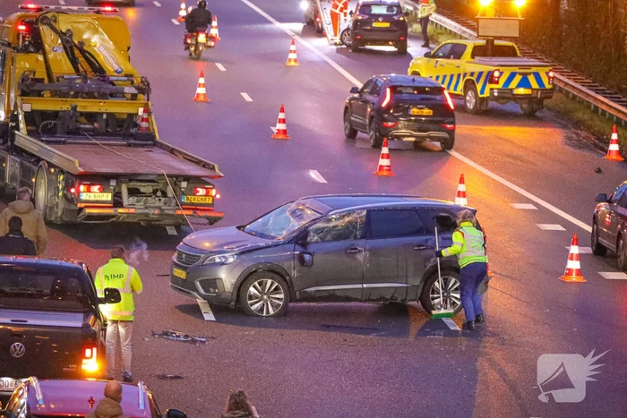 Auto belandt op zijn kant bij kettingbotsing